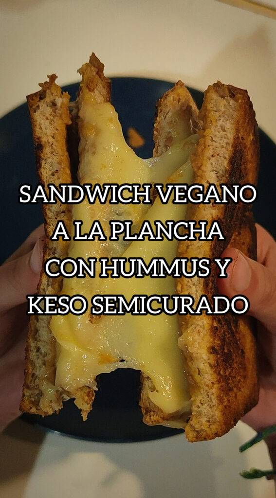 sandwich de humus y queso a la parrilla vegano
