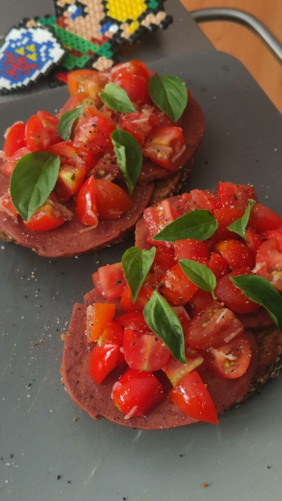 Bruschetta con Pastrami Vegetal Bruschetta con Pastrami Vegetal