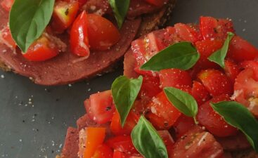 Bruschetta con Pastrami Vegetal Bruschetta con Pastrami Vegetal